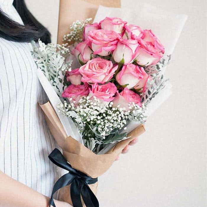 "Сладкий поцелуй" Розовые розы и гипсофила — свежие букеты по вашему вкусу