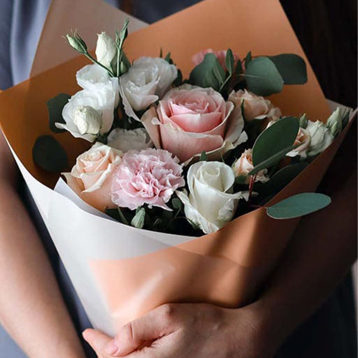 "Спасибо" Розы, гвоздики, лизиантусы с зеленью — нежные букеты по вашему вкусу